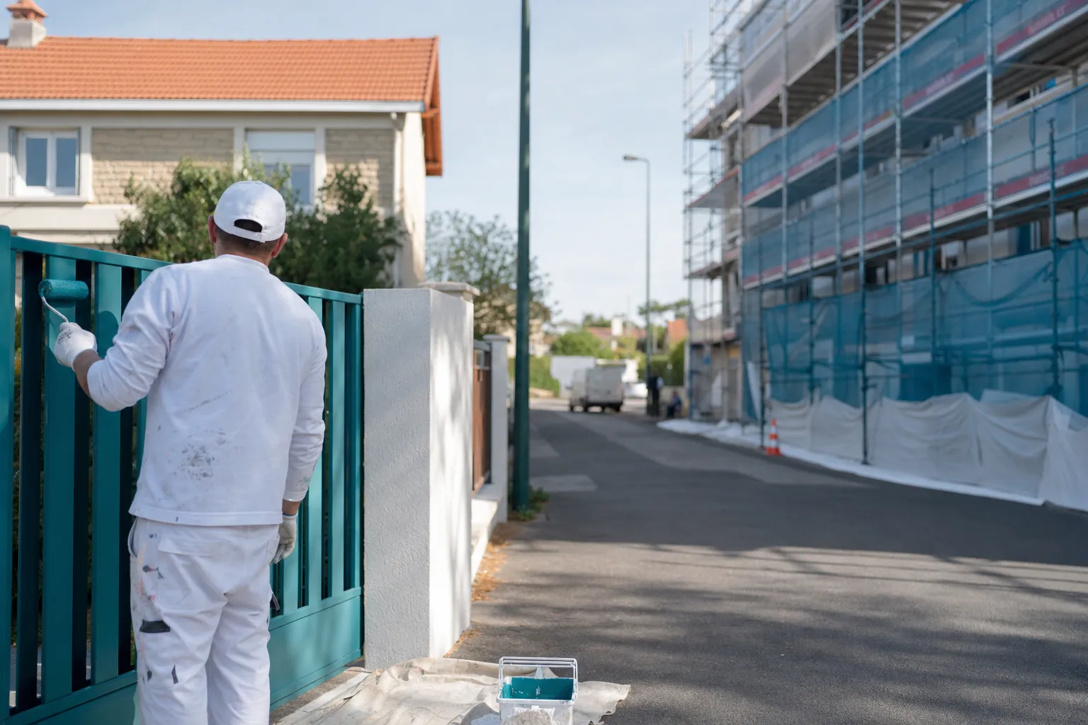 plan large d'une rue pavillonnaire du Val-de-Marne opposant une maison individuelle basse à un immeuble en copropriété dont